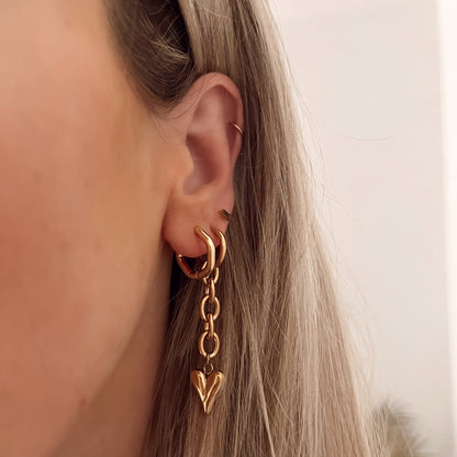 Chain oorbellen met gouden hart er aan. De oorbellen worden per paar verkocht en zijn gemaakt van roestvrij staal met een gold plated laagje. De oorbellen zijn waterproof.  Afmetingen: 5 cm