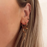 Oorbellen in de vorm van een slang. De oorbellen worden per paar verkocht en zijn gemaakt van roestvrij staal met een gold plated laagje. De oorbellen zijn waterproof.