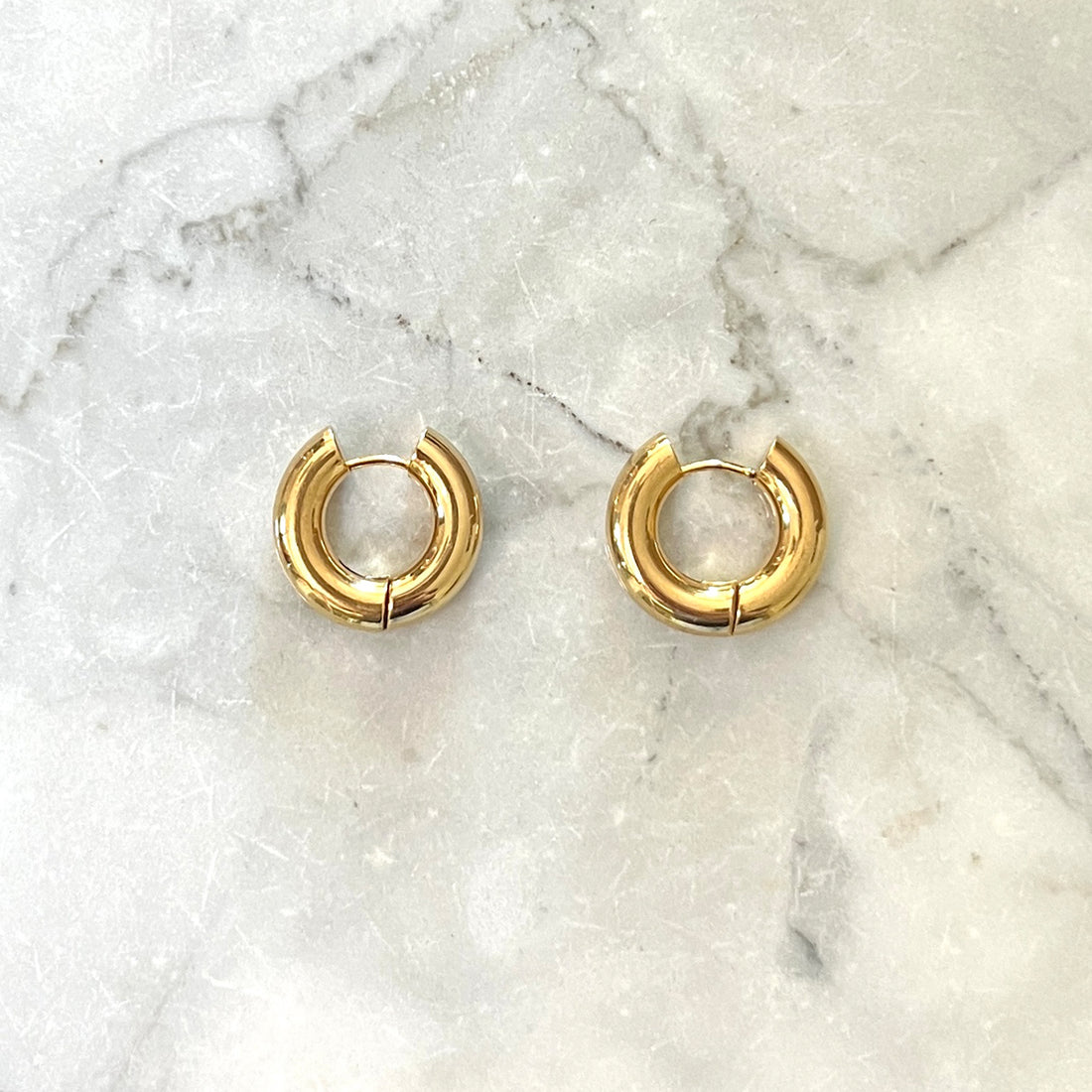 Brede oorbel ringen 5 mm goud. Gouden brede oorbel ringen met een klik sluiting. De oorbellen zijn van gold plated roestvrij staal materiaal en zijn waterproof. 