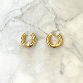 Brede oorbel ringen 5 mm goud. Gouden brede oorbel ringen met een klik sluiting. De oorbellen zijn van gold plated roestvrij staal materiaal en zijn waterproof. 