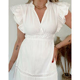 Witte katoenen jurk met ruffle mouwen en geborduurd detail aan de onderkant. De jurk heeft een elastiek in de taille waardoor het jurkje mooi valt. De jurk is van 100% katoen en valt normaal op maat. Witte katoenen jurk zonder mouwen met ruffle en broderie detail.