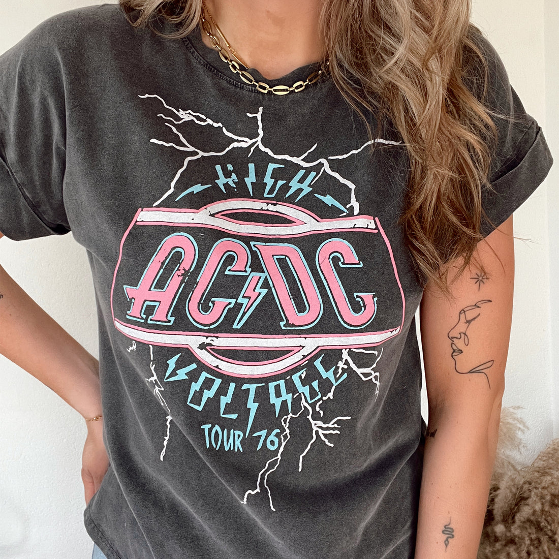 Voltage AC/DC tee washed black. Zwart gewassen oversized t-shirt met AC/DC print. Het t-shirt heeft een oversized fit en is te dragen t/m maat XL. Materiaal van het t-shirt is 100% katoen.