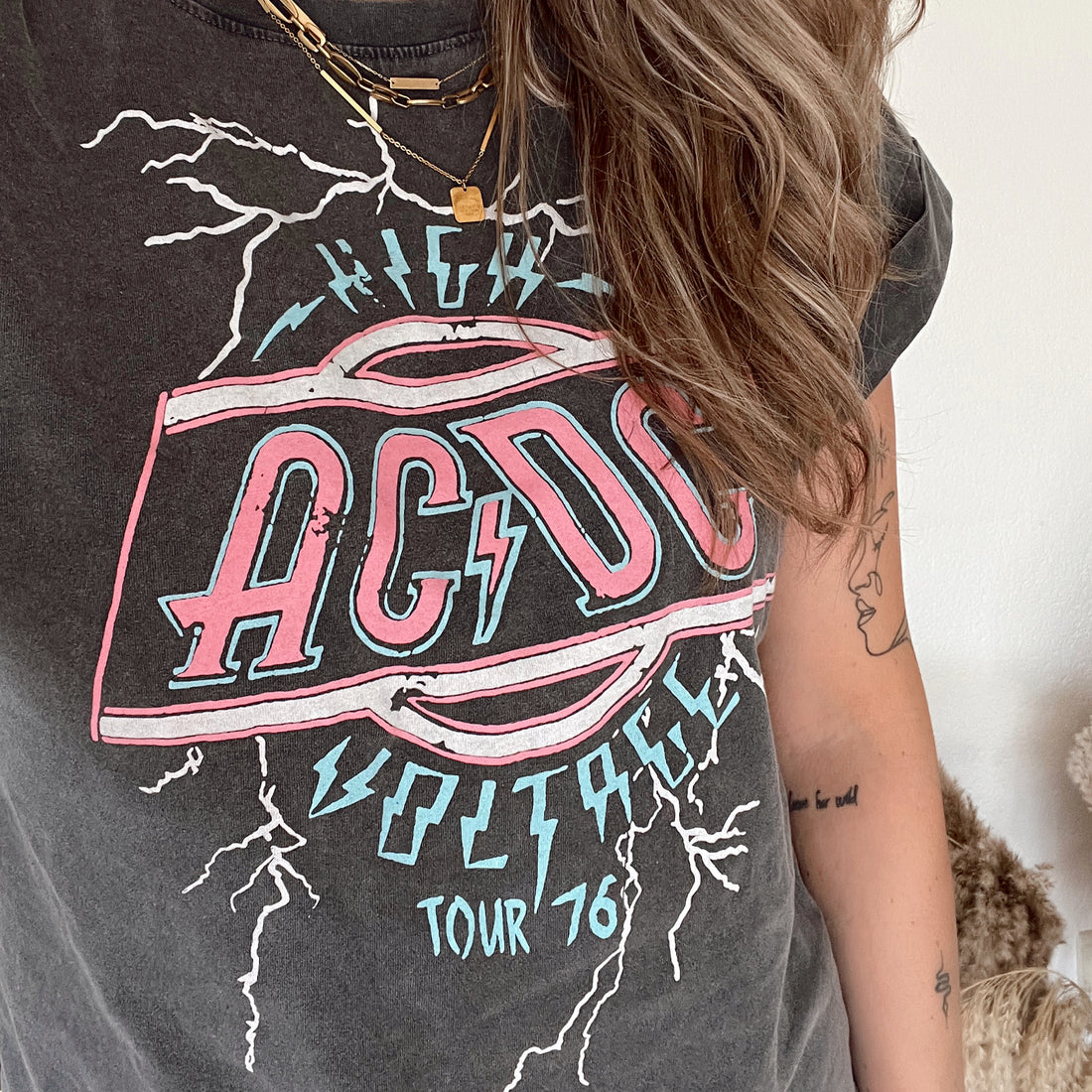 Voltage AC/DC tee washed black. Zwart gewassen oversized t-shirt met AC/DC print. Het t-shirt heeft een oversized fit en is te dragen t/m maat XL. Materiaal van het t-shirt is 100% katoen.