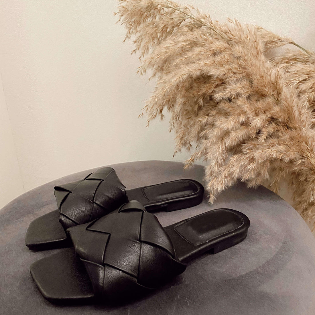 Zwarte slippers met gevlochten detail. Bottega Venete inspired. De slippers vallen normaal op maat en zijn gemaakt van PU vegan leather.