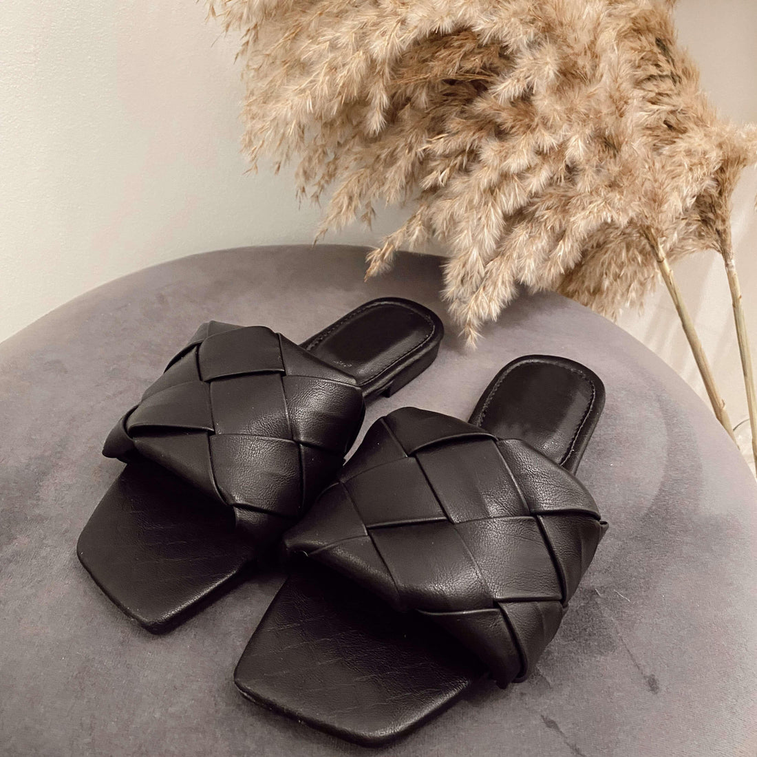 Zwarte slippers met gevlochten detail. Bottega Venete inspired. De slippers vallen normaal op maat en zijn gemaakt van PU vegan leather.