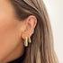 Gouden vierkante oorbellen met gedraaid detail groot. De oorbellen worden per paar verkocht en zijn gemaakt van roestvrij staal met een gold plated laagje. De oorbellen zijn waterproof en verkleuren niet. Afmetingen: 2.50cm x 1.60cm