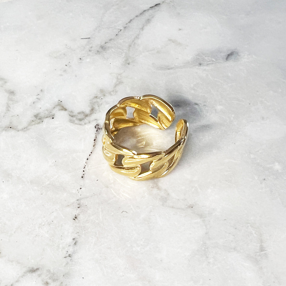 Gouden brede chain ring. De ring is one-size en verstelbaar. De ring is gemaakt van gold plated stainless steel materiaal en kan je lichtjes buigen naar de gewenste maat.