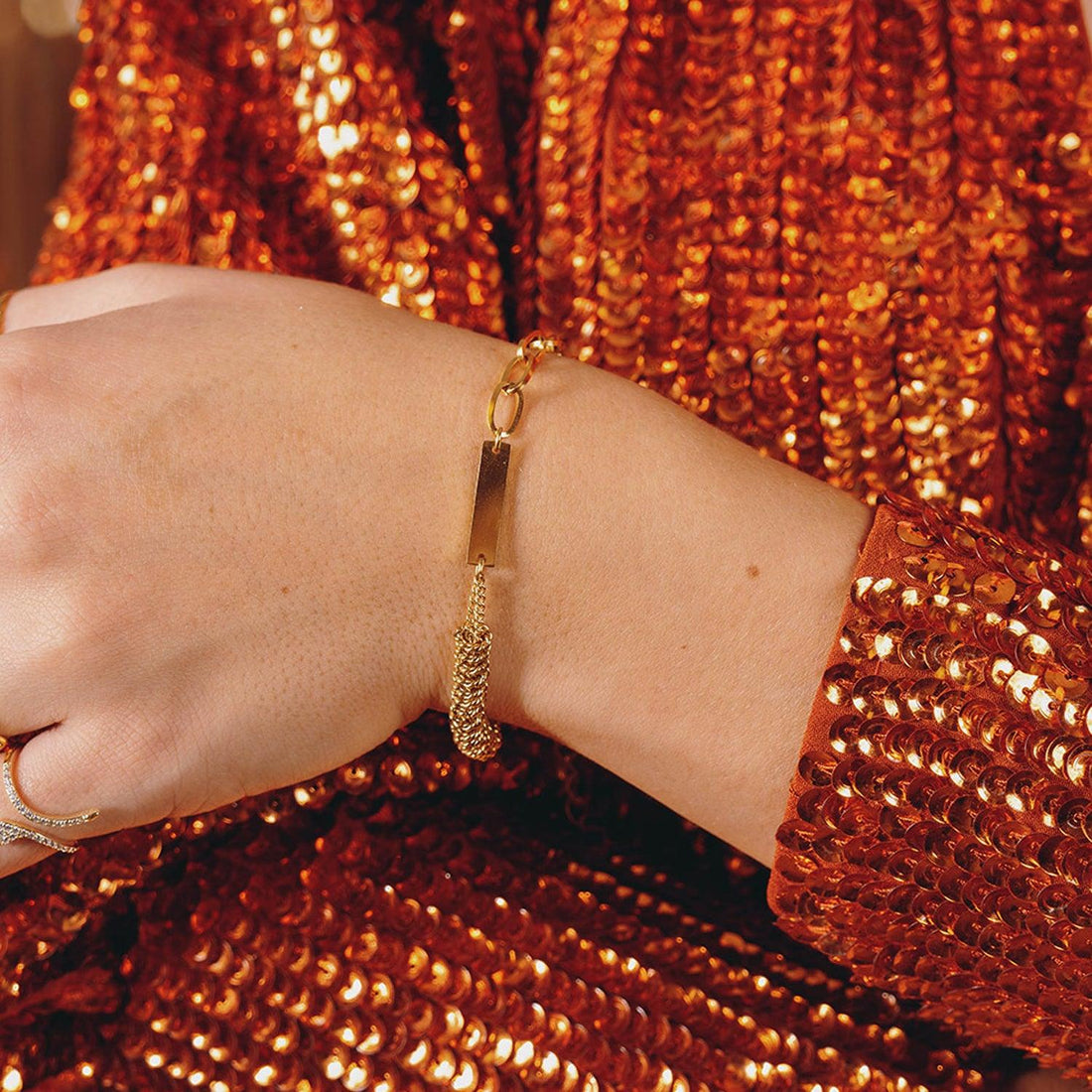 Gouden chain armband met plaatje er aan. De armband is gemaakt van roestvrij staal met een gold plated laagje. De ketting is waterproof en verkleurt niet. Afmetingen: 16 + 3 cm.