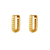 Gouden vierkante oorbellen met gedraaid detail groot. De oorbellen worden per paar verkocht en zijn gemaakt van roestvrij staal met een gold plated laagje. De oorbellen zijn waterproof en verkleuren niet. Afmetingen: 2.50cm x 1.60cm