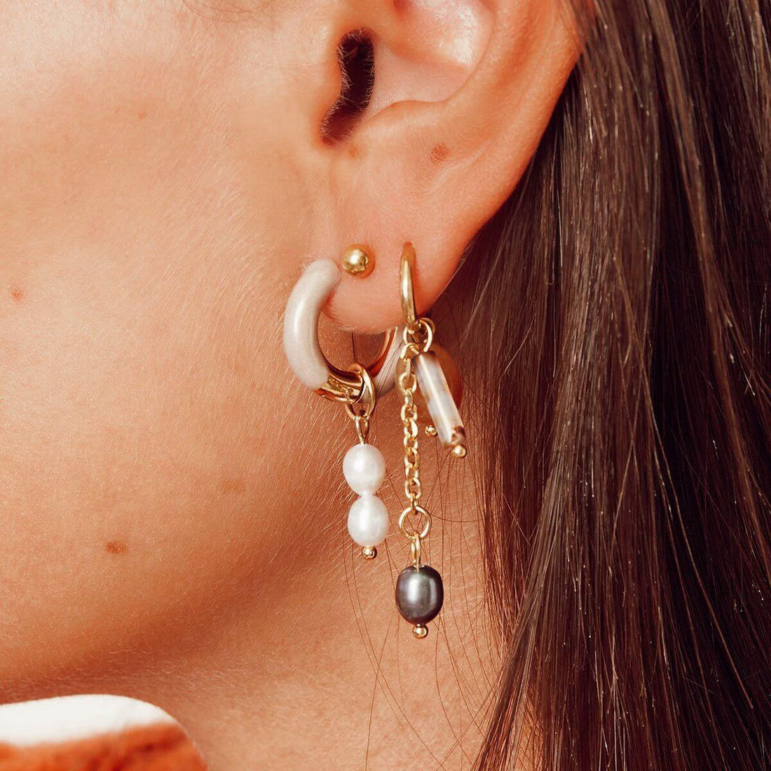 Color charm earrings pearl
