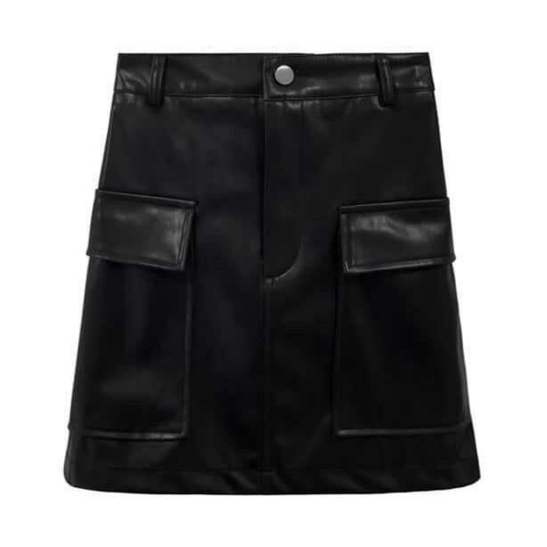 Zwarte A-lijn rok met zakken. De rok is gemaakt van: 35% vegan PU leer, 65% polyester. De rok valt normaal op maat.