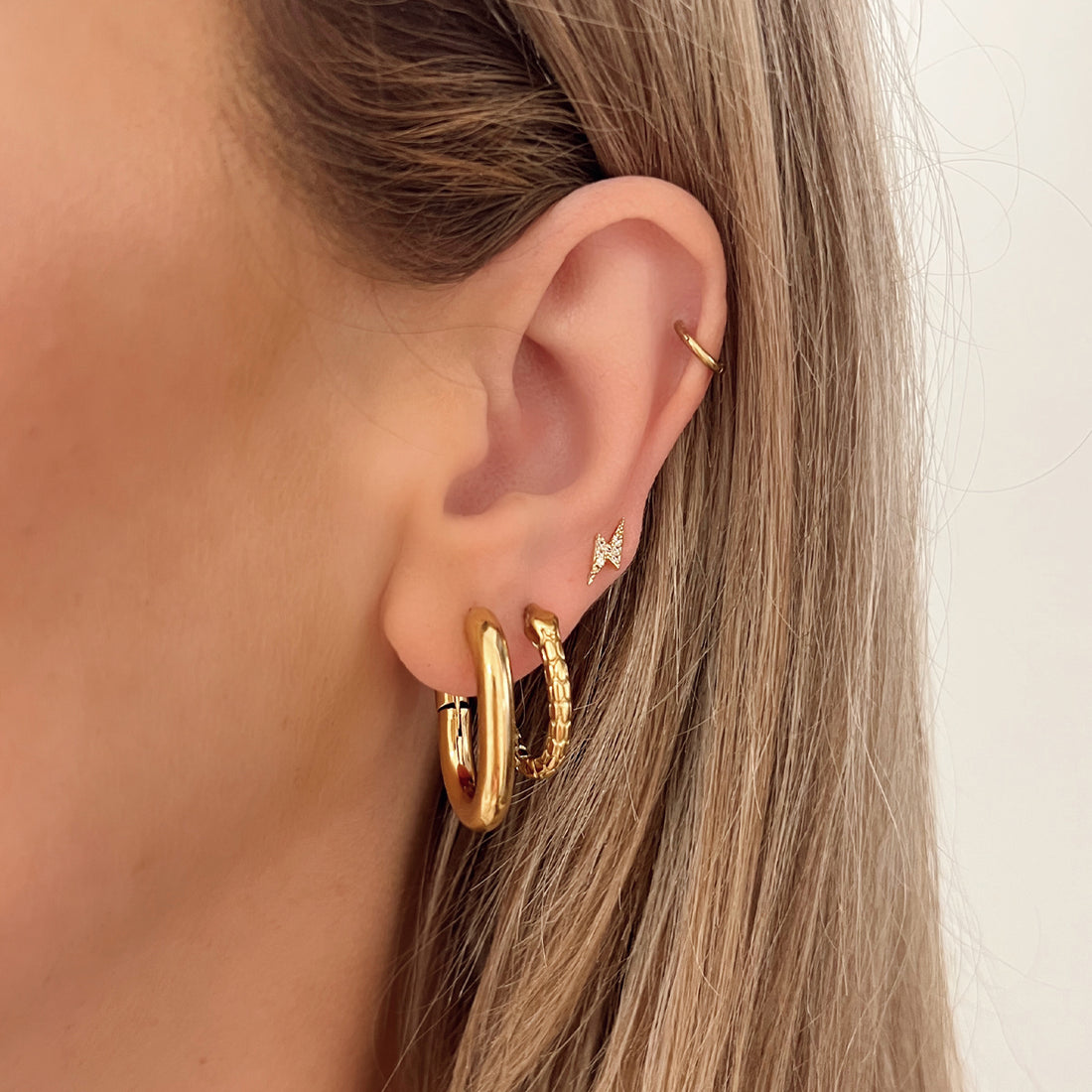 Ovalen oorbel ringen goud. De oorbellen zijn van gold plated stainless steel en zijn waterproof. De oorbellen sluiten met een click systeem. Afmetingen: 25 mm.
