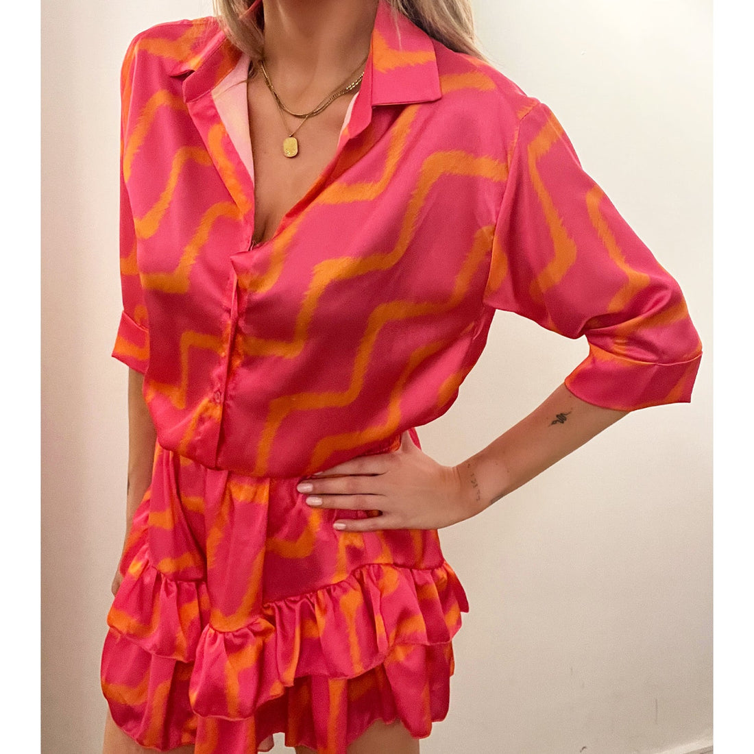 Roze met oranje zig zag print blouse satin zijde. Oversized roze blouse met oranje zig zag print en 3/4 mouwen. De blouse is one-size en geschikt voor maat S, M en L. Materiaal van de blouse is 100% rayon (kunstzijde)