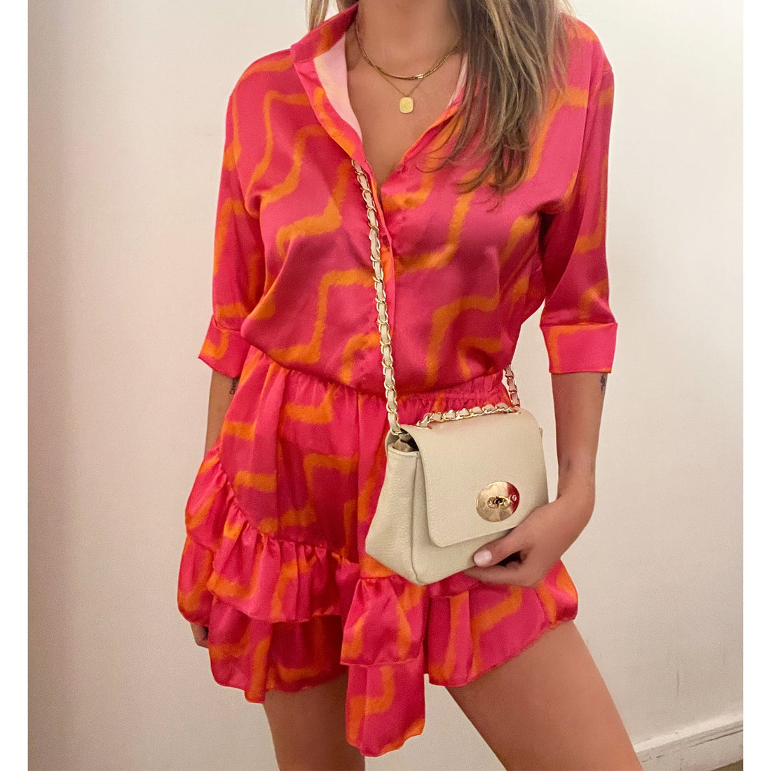 Roze met oranje zig zag print blouse satin zijde. Oversized roze blouse met oranje zig zag print en 3/4 mouwen. De blouse is one-size en geschikt voor maat S, M en L. Materiaal van de blouse is 100% rayon (kunstzijde)